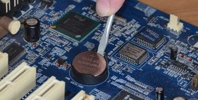 Вынимание батарейки для сброса настроек BIOS